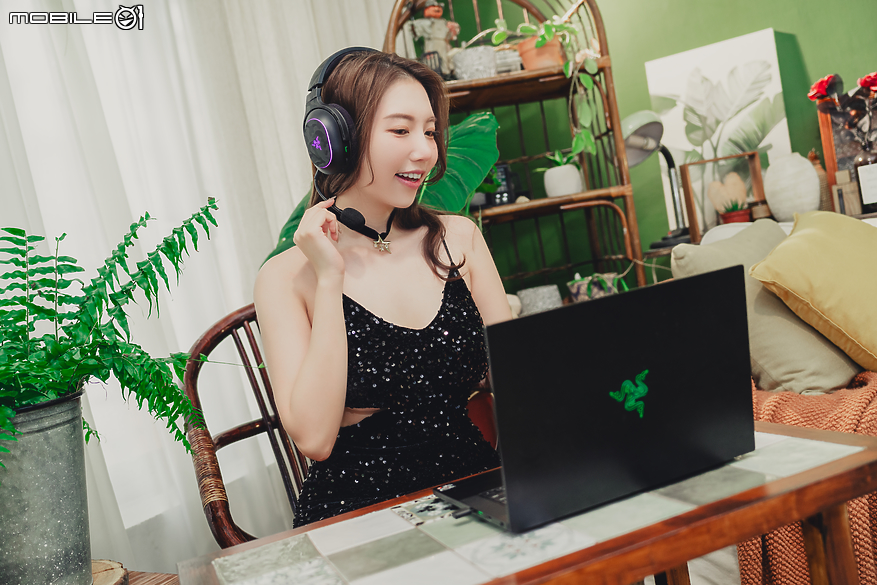 點我看大圖 Razer BARRACUDA X CHROMA Black Edition|炫彩自由切換音樂與遊戲聆聽情境