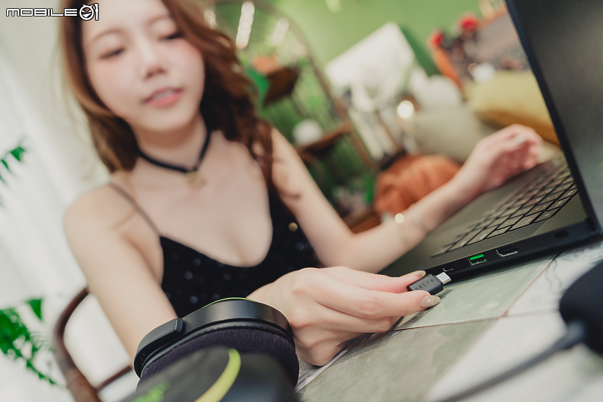 Razer BARRACUDA X CHROMA Black Edition｜炫彩自由切換音樂與遊戲聆聽情境