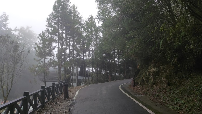 點我看大圖 【遊記】夸父逐日想跑贏太陽,大漠逐日是想看日出,阿里山國家森林遊樂區 (祝山線) - 大漠國渡