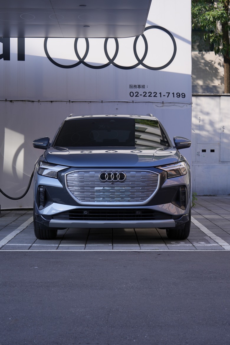Audi Q4 e-tron 45 advanced｜澄藍啟程，醫者之心｜交車照片分享