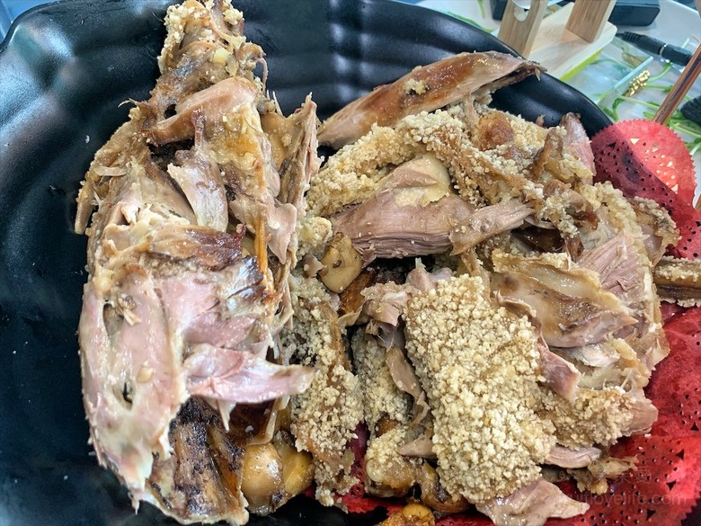 點我看大圖 是水產店也是海產店,餐廳以預約制訂餐,沒有固定菜單,餐點色香味俱全,絕不能錯過先滷後炸的香酥鴨