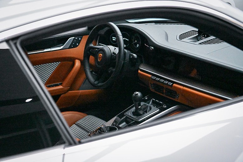 點我看大圖 在台灣,兩台相同選色相同內裝的911 Sport Classic同框機率是多少?