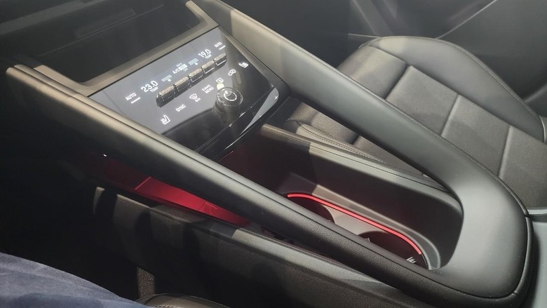 在高雄展間遇見Macan EV