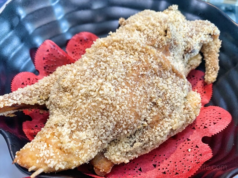 點我看大圖 是水產店也是海產店,餐廳以預約制訂餐,沒有固定菜單,餐點色香味俱全,絕不能錯過先滷後炸的香酥鴨