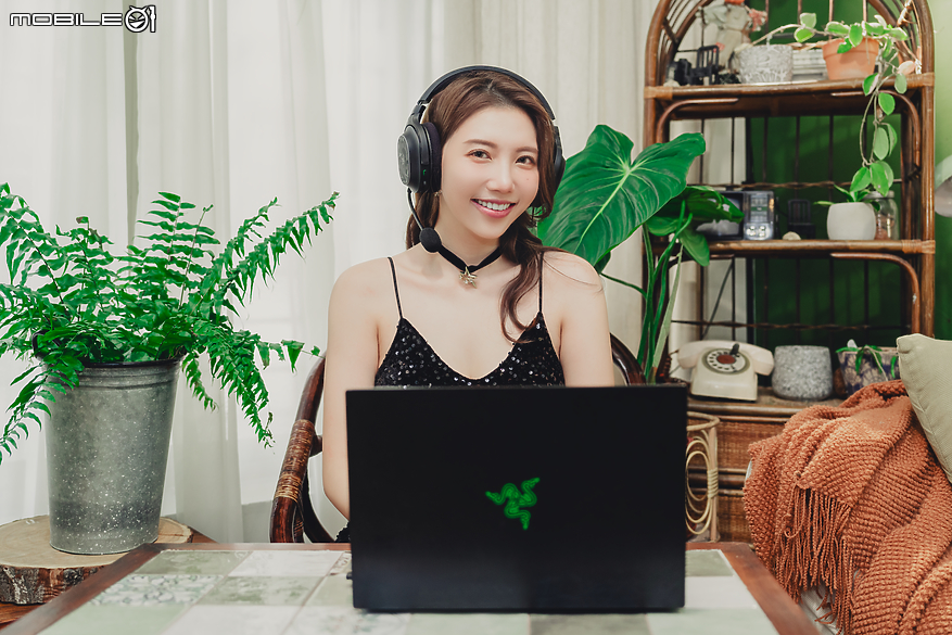 Razer BARRACUDA X CHROMA Black Edition｜炫彩自由切換音樂與遊戲聆聽情境