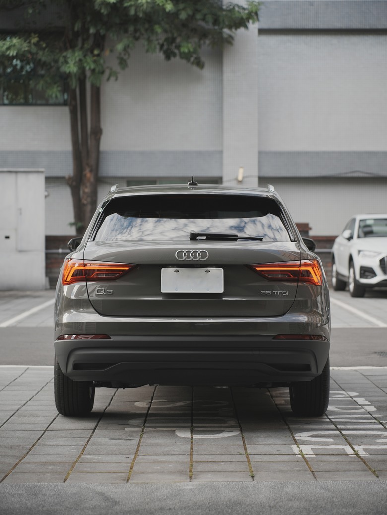 Audi Q3 35 TFSI｜金屬克洛諾斯灰 Chronos Grey Z7｜交車照分享