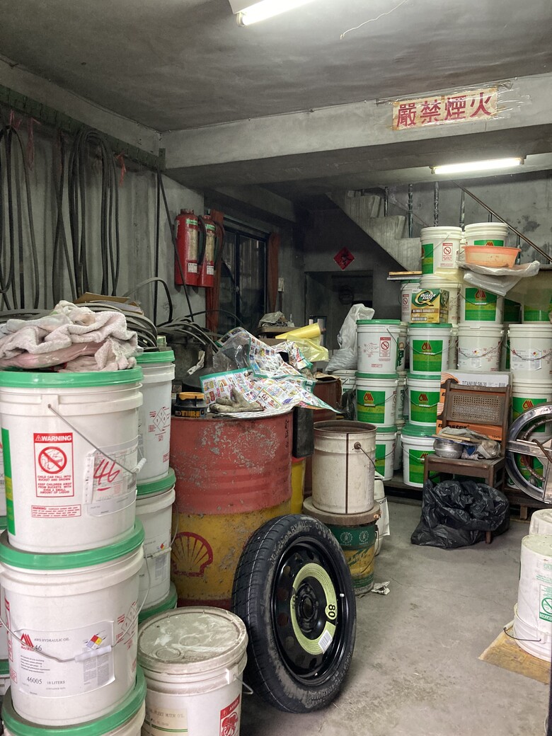 想整理老屋,但有一堆工業用油該怎麼辦?(照片貼上來了)