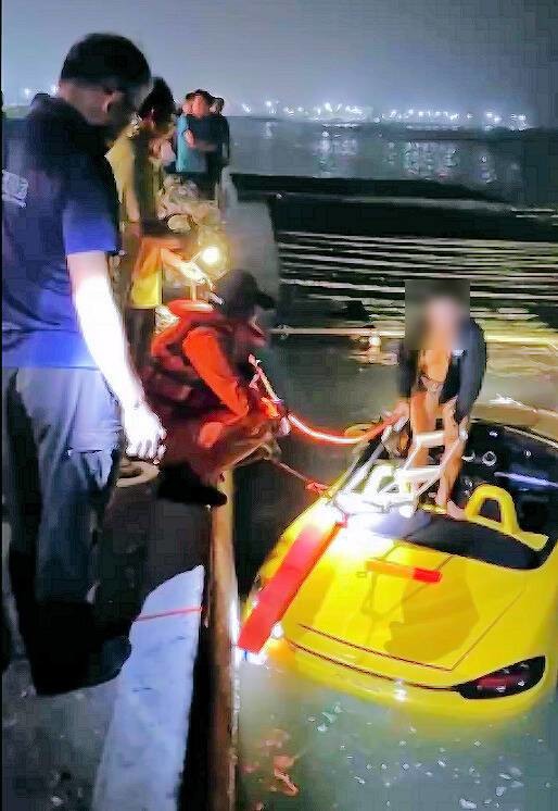 保時捷開進海上，花內褲男站車上待救