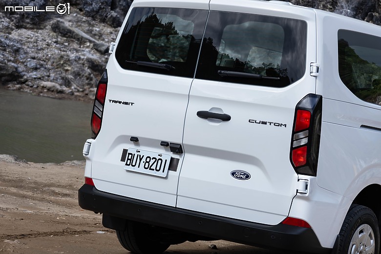 Ford Tourneo Custom 福特旅行家 Kombi Trend 六座試駕|同級少見對開尾門,載人載貨兩相宜!