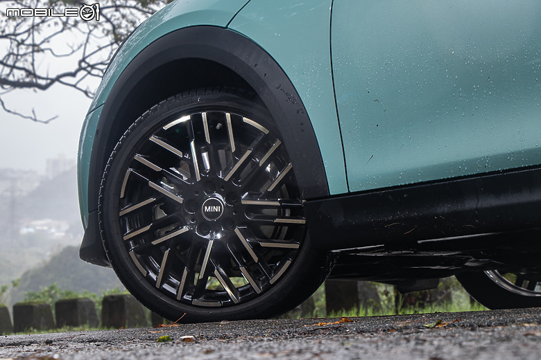 MINI Cooper S 大改款試駕|處處看得見改變,開起來一樣好玩!