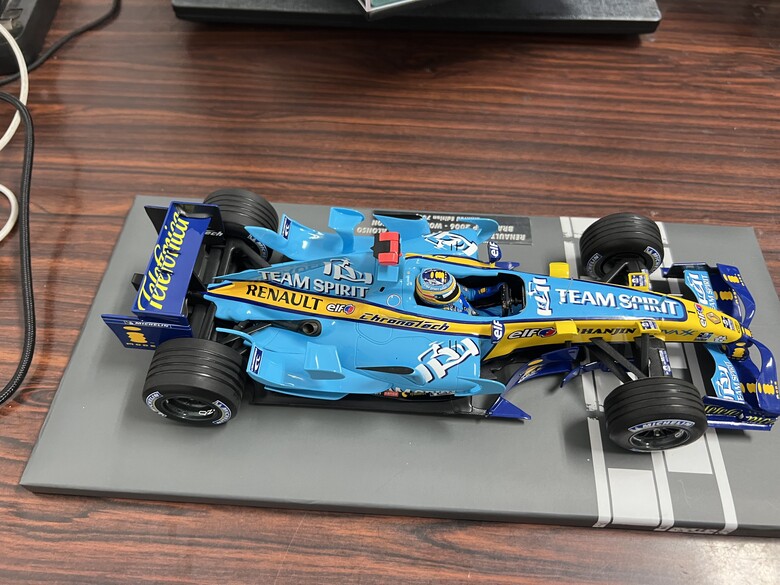 [開箱]F1 1/18 RENAULT R26 FERNANDO ALONSO 2006 BRAZIL GP