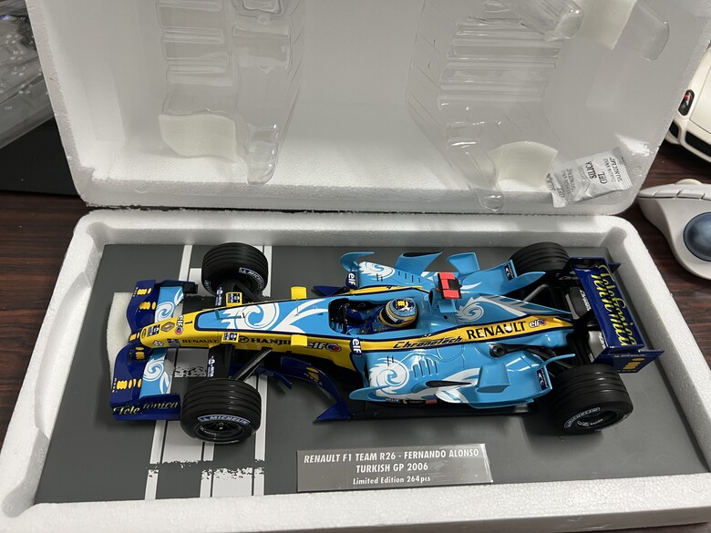 [開箱]F1 1/18 RENAULT R26 FERNANDO ALONSO 2006 TURKISH GP