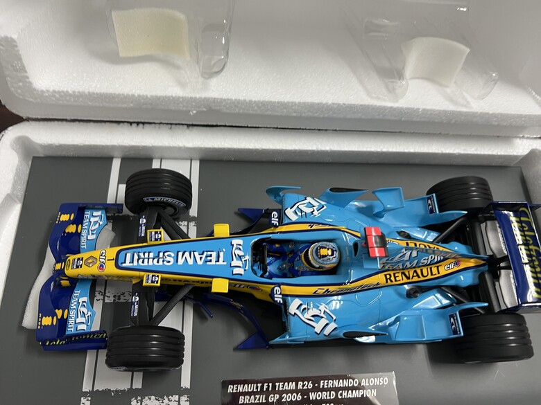 [開箱]F1 1/18 RENAULT R26 FERNANDO ALONSO 2006 BRAZIL GP
