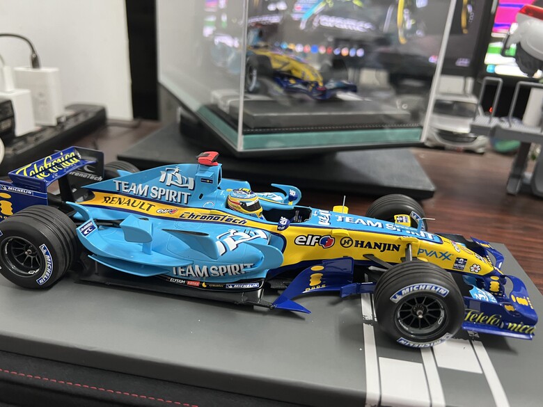 [開箱]F1 1/18 RENAULT R26 FERNANDO ALONSO 2006 BRAZIL GP