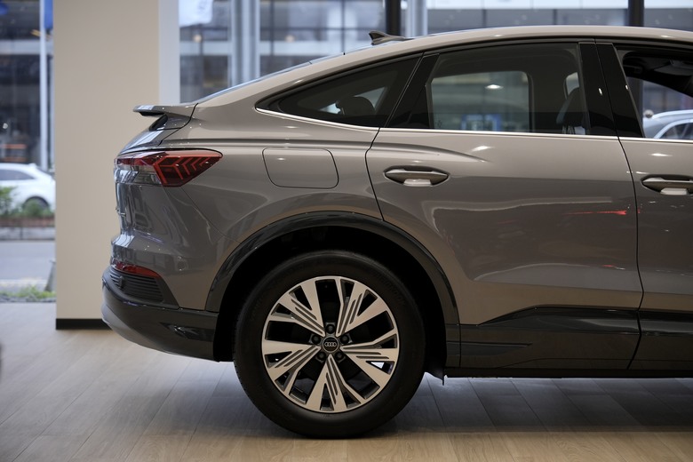 Audi Q4 Sportback e-tron 45 advanced｜金屬迷霧灰 Typhoon Grey 2L｜實車分享