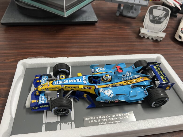 [開箱]F1 1/18 RENAULT R26 FERNANDO ALONSO 2006 BRAZIL GP