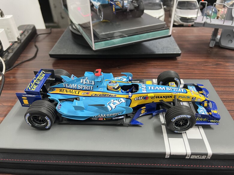 [開箱]F1 1/18 RENAULT R26 FERNANDO ALONSO 2006 BRAZIL GP