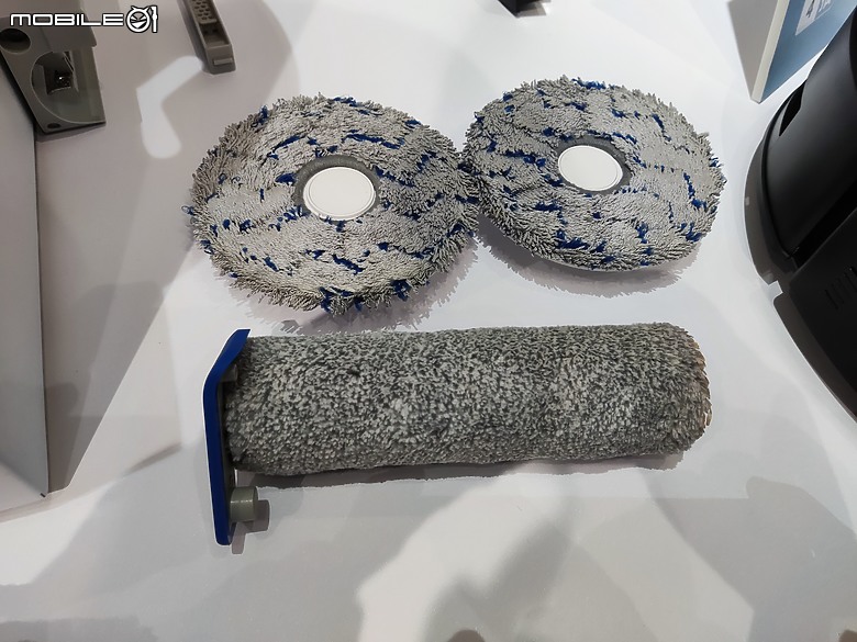 點我看大圖 【體驗會實況】飛窗巡地,所到之處清潔溜溜!科沃斯推出全新 ECOVACS X8 PRO OMNI 、WINBOT W1S 系列,以先進 Ai 機器人科技,為您量身打造次世代清掃智慧家電!
