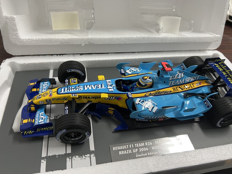 [開箱]F1 1/18 RENAULT R26 FERNANDO ALONSO 2006 BRAZIL GP