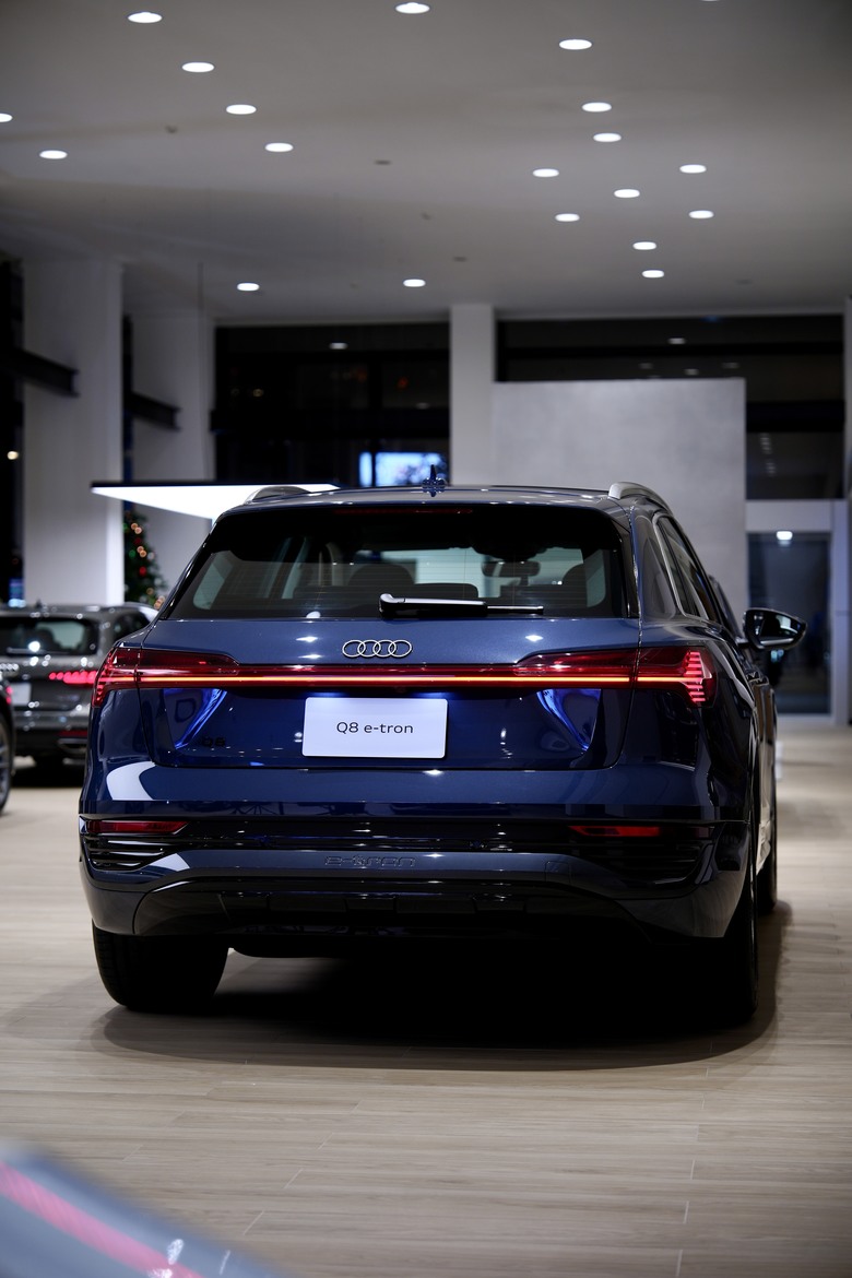 Audi Q8 e-tron 55 quattro advanced｜金屬電漿藍 Plasma Blue 3D｜實車分享