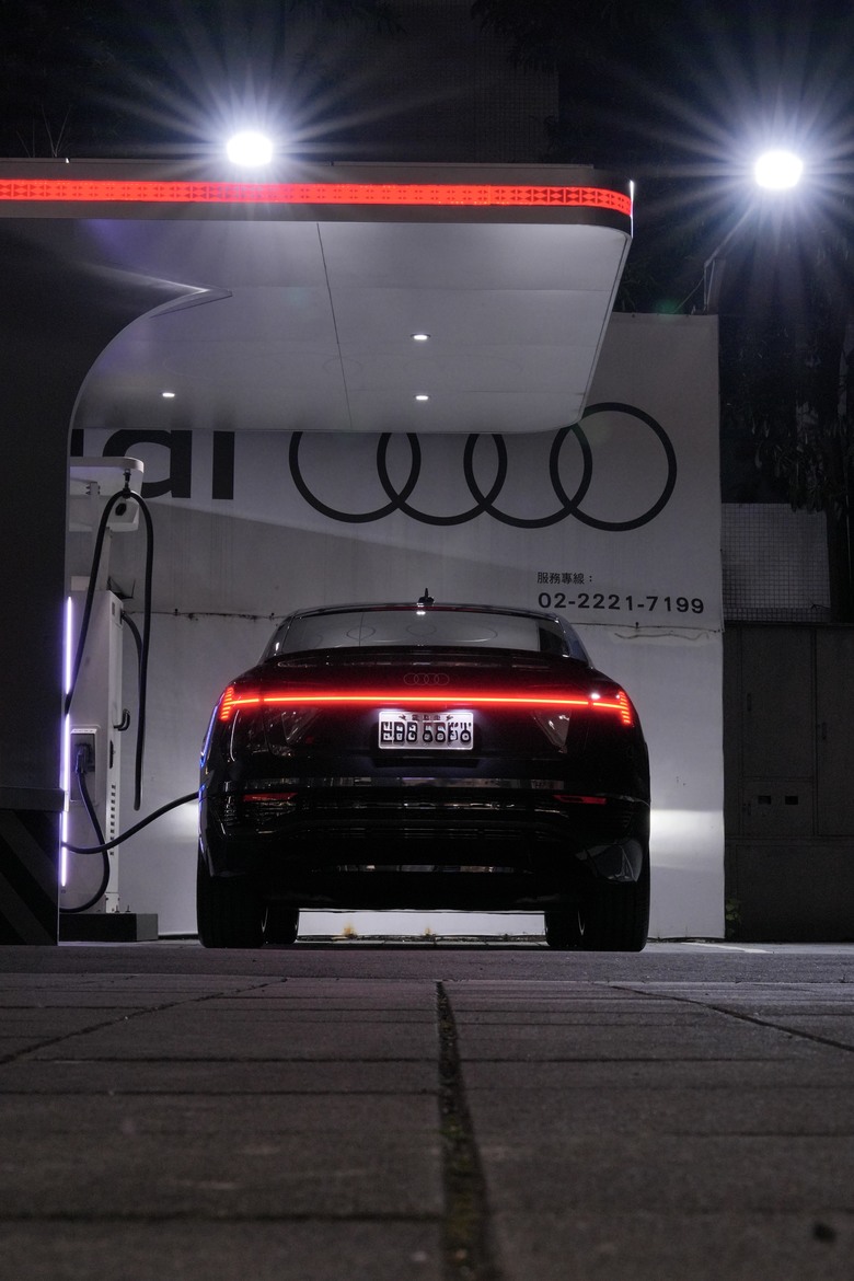 Audi Q8 Sportback e-tron 50 quattro S line|9年相伴,如光般溫柔延續|交車照片分享