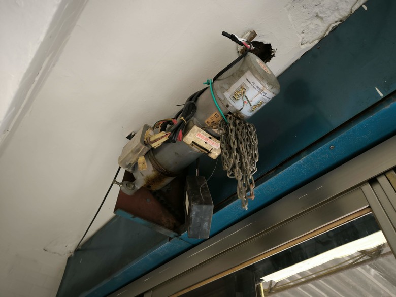 鐵捲門不定時要切總電源才能使用