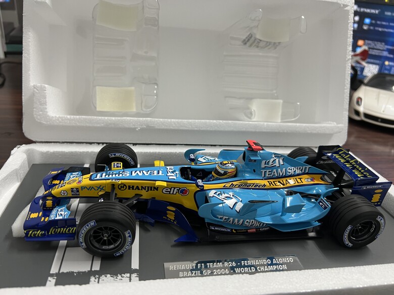 [開箱]F1 1/18 RENAULT R26 FERNANDO ALONSO 2006 BRAZIL GP