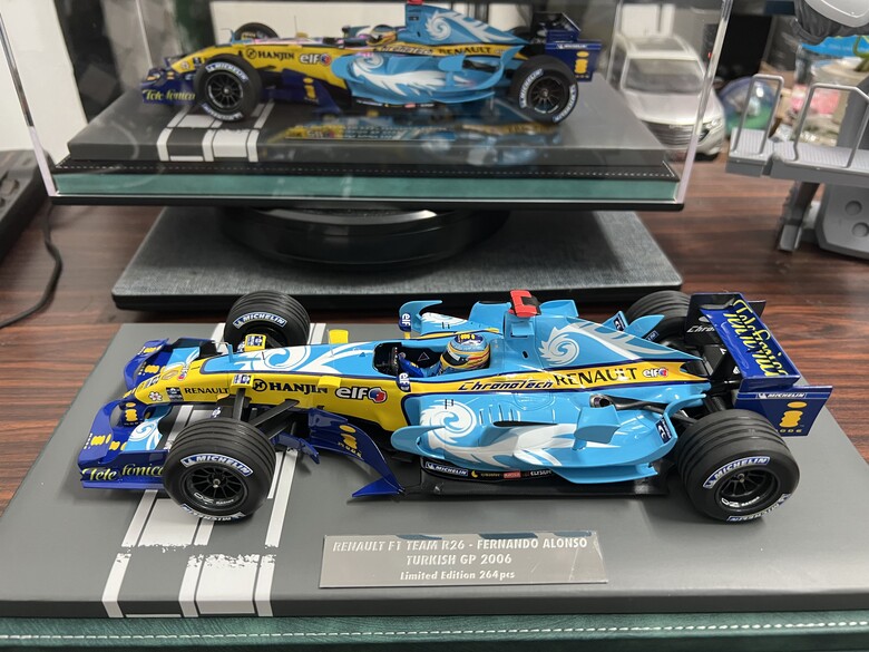 [開箱]F1 1/18 RENAULT R26 FERNANDO ALONSO 2006 BRAZIL GP