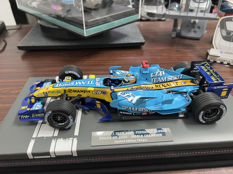 [開箱]F1 1/18 RENAULT R26 FERNANDO ALONSO 2006 BRAZIL GP