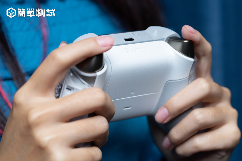 點我看大圖 超帥氣的 Xbox 冰霜領域無線控制器!