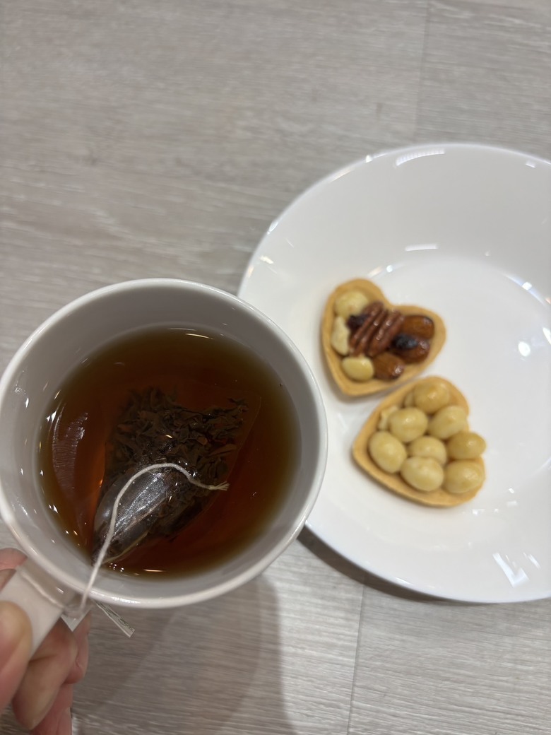 今年鴻鼎菓子金蛇一把抓禮盒(有單層跟雙層)