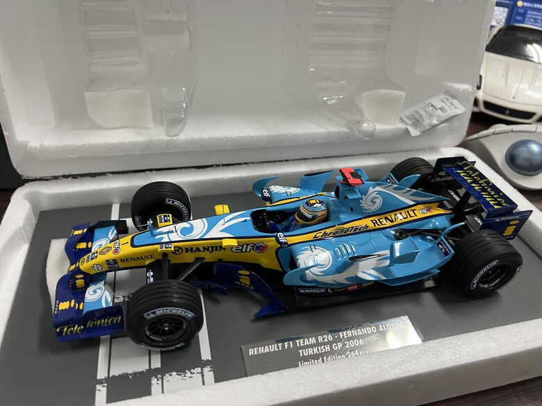 [開箱]F1 1/18 RENAULT R26 FERNANDO ALONSO 2006 TURKISH GP