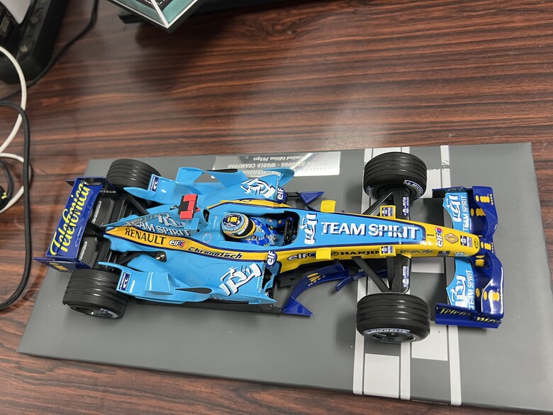 [開箱]F1 1/18 RENAULT R26 FERNANDO ALONSO 2006 BRAZIL GP