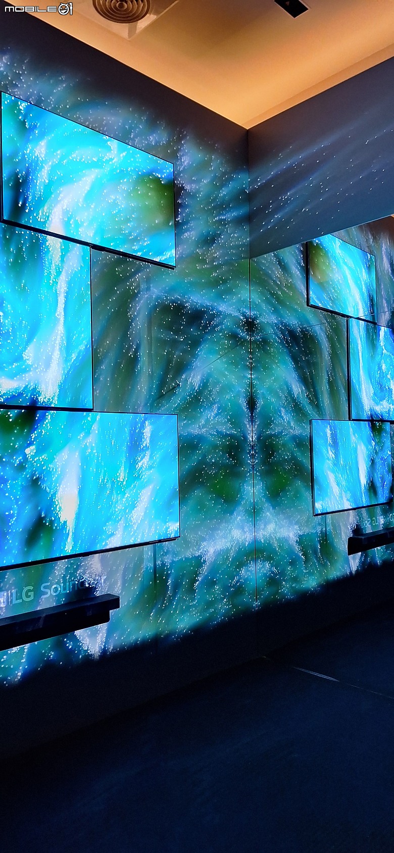 點我看大圖 LG OLED 永恆花境藝術展 與藝術家吳哲宇來場美學互動 限時分享拿好禮