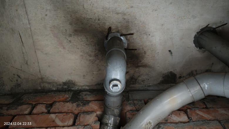 樓下浴室天花板滲水問題