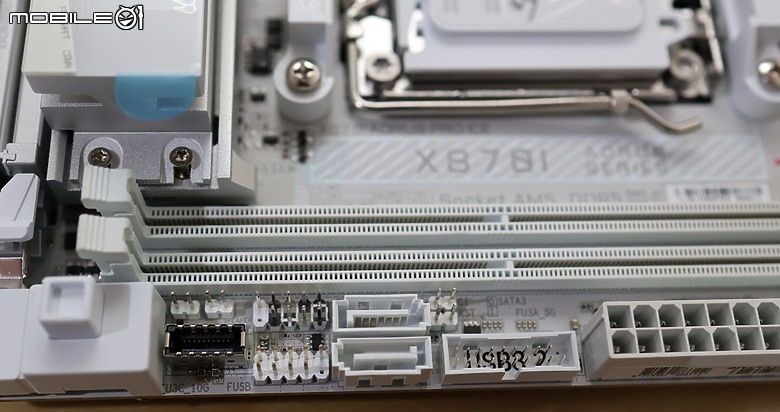 [開箱] 技嘉 X870I AORUS PRO ICE 白色小鷹