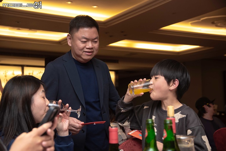 2024 Mobile01小惡魔尾牙宴｜首位年資20年員工誕生，近距離看幻術大仙表演好震撼！