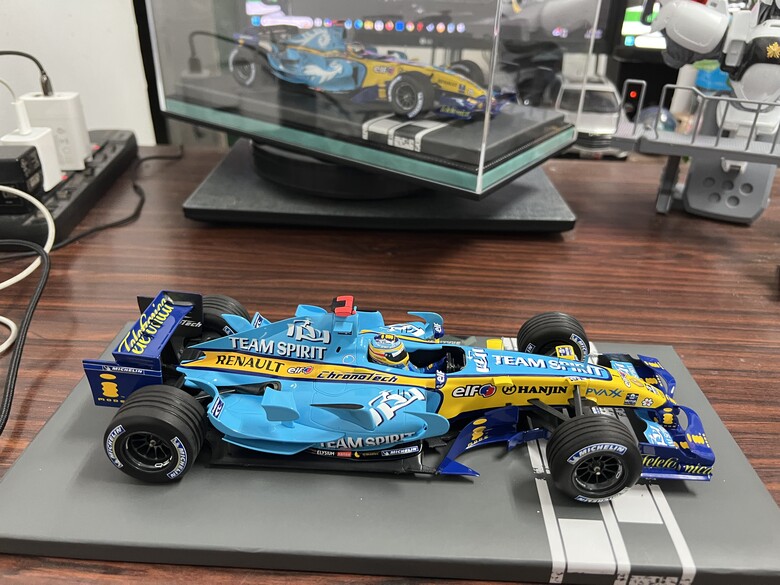 [開箱]F1 1/18 RENAULT R26 FERNANDO ALONSO 2006 BRAZIL GP
