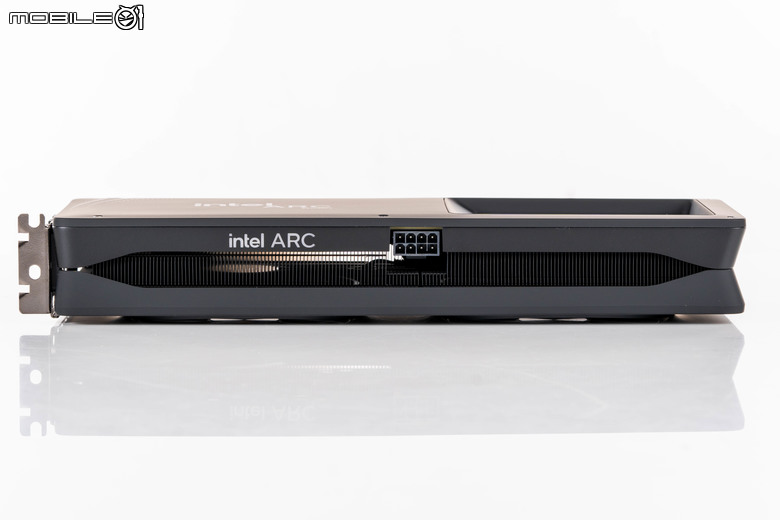 Intel Arc B580 公版顯示卡開箱實測 以定價魔法與 12 GB 顯示記憶體打入市場的主流顯卡選擇