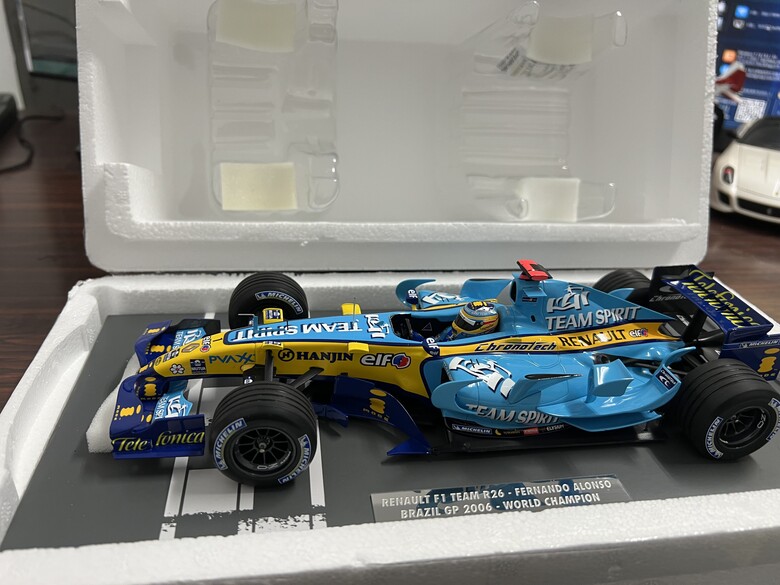 [開箱]F1 1/18 RENAULT R26 FERNANDO ALONSO 2006 BRAZIL GP