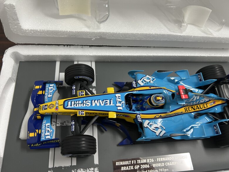[開箱]F1 1/18 RENAULT R26 FERNANDO ALONSO 2006 BRAZIL GP
