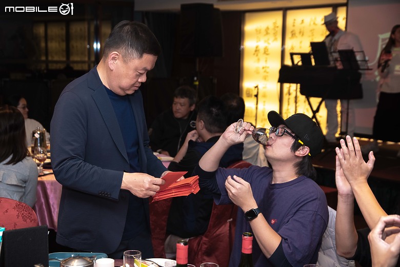 2024 Mobile01小惡魔尾牙宴｜首位年資20年員工誕生，近距離看幻術大仙表演好震撼！