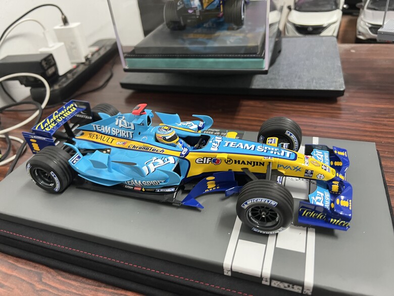 [開箱]F1 1/18 RENAULT R26 FERNANDO ALONSO 2006 BRAZIL GP