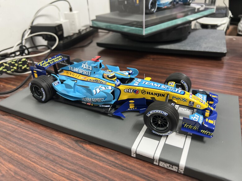 [開箱]F1 1/18 RENAULT R26 FERNANDO ALONSO 2006 BRAZIL GP