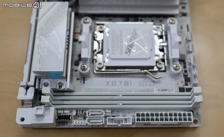 [開箱] 技嘉 X870I AORUS PRO ICE 白色小鷹