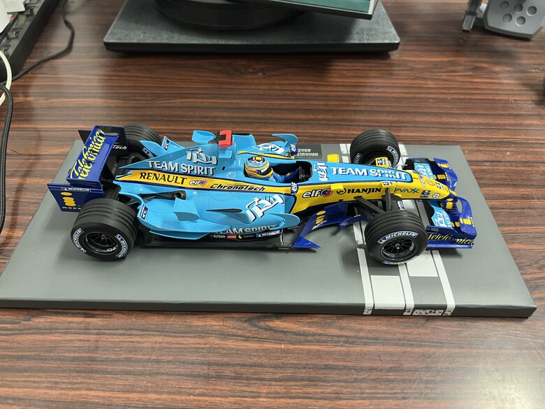 [開箱]F1 1/18 RENAULT R26 FERNANDO ALONSO 2006 BRAZIL GP