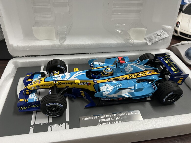[開箱]F1 1/18 RENAULT R26 FERNANDO ALONSO 2006 TURKISH GP