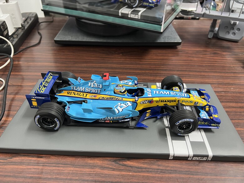 [開箱]F1 1/18 RENAULT R26 FERNANDO ALONSO 2006 BRAZIL GP