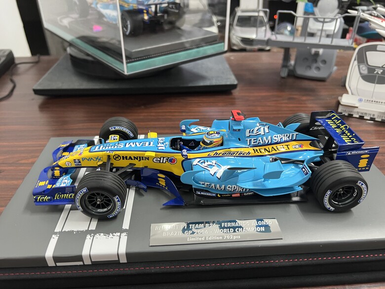 [開箱]F1 1/18 RENAULT R26 FERNANDO ALONSO 2006 BRAZIL GP