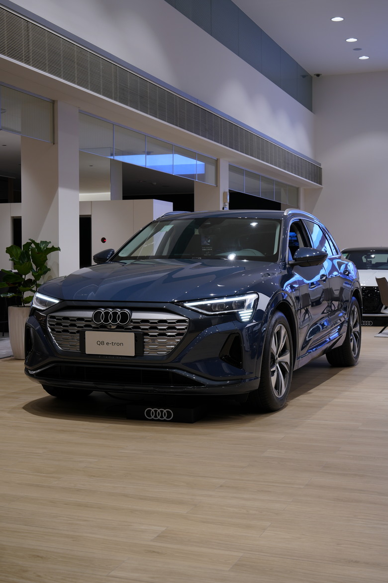Audi Q8 e-tron 55 quattro advanced｜金屬電漿藍 Plasma Blue 3D｜實車分享